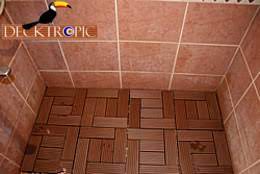 Ahşap görünümlü yer karosu deck ler plastik ızgara üzerine vida ile monte edilmişlerdir. Plastik Ahsap Yer Karosu Deck Teras Balkon Ahsap Deck Kaplama