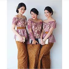 Kalau belum punya pasangan, tetep berangkat kondangan aja. 18 Inspirasi Kebaya Seragam Buat Dipakai Bareng Teman Agar Makin Kompak Dan Sayang Kan