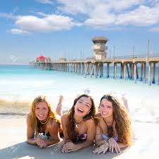It's located 2.7 mi (4.3 km) from central huntington beach. Glucklich Drei Teen Friends Madchen Liegen Am Strand Sand Lachelnd In Huntington Beach Kalifornien Lizenzfreie Fotos Bilder Und Stock Fotografie Image 21925121