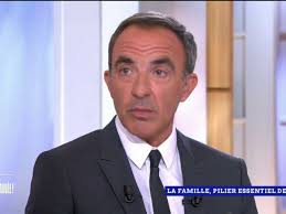 Monsieur Panneaux - “Il est raciste ?” : Nikos Aliagas filmé en train de tenir des propos racistes dans les toilettes de TF1, la production le suspend… Voir le 1er commentaire | Facebook