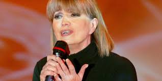La cantante, ed ex europarlamentare forzista, parla dalle sue vacanze sull'appennino emiliano: Un Uomo Senza Tempo V2 Iva Zanicchi Free Midi Karaoke