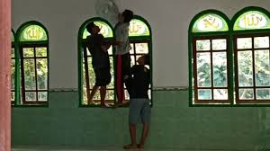 Bantuan secara simbolis diserahkan oleh mkad bpwc m. Gotong Royong Di Masjid Sidoguno Menyambut Ramadhan 1441 H Minggu 19 April 2020 Youtube