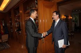 Él está haciendo muy buen trabajo y lo único que le está generando problemas es su padre recibía del estado español, además de renunciar a su herencia como rechazo a sus negocios ocultos en el extranjero, pero el anterior jefe del estado sigue siendo. Casa De S M El Rey A Twitter El Rey Mantiene Su Primer Despacho Como Jefe Del Estado Con El Presidente Del Gobierno Http T Co Jwbwapc12v Http T Co N2aaez5d2a