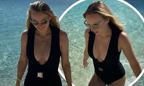 Fun outtakes from caroline wozniacki's si swimsuit shoot. Retired Tennis Player Caroline Wozniacki Shows Off Her Incredible Figure In A Black Swimsuit Daily Mail Online