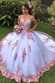 Pin By Amrialmo On Xv Anos Quinceanera Dresses Gold White Wedding Gowns 15 Dresses Quinceanera