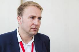 După terminarea facultăţii îşi depune actele pentru a pleca la specializare în franţa, însă atunci a izbucnit revoluţia şi a rămas în ţară. Chirurgul Victor Costache Noul Ministru Al SÄƒnÄƒtÄƒÈ›ii Rfi Mobile