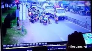 Menurut jalil, kebiasaannya, nasrul akan pulang ke kampungnya di bandar t6, kluang setiap kali cuti semester dengan menunggang motosikal. Puluhan Penunggang Motosikal Dirempuh Lori Ketika Berhenti Tunggu Lampu Isyarat Video