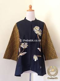 Kain sasirangan banyak sekali diolah dan diproduksi oleh pengusaha industri di daerah kalimantan selatan baik skala besar maupun kecil. Jual Model Baju Batik Modern Wanita Blus Bordir Floral Thebatik Co Id