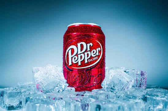 Lata do refrigerante Dr Pepper destacando sua identidade visual clássica