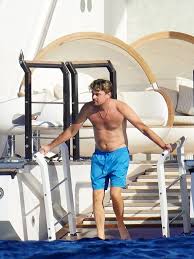 FOTO Škandál v Cannes: Lea DiCapria načapali vo výťahu so sexi kráskou!  Pred fotografmi sa...