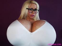 Obèse, elle pesait plus de 500 kilogrammes avant un régime alimentaire et une. Cette Femme Pretend Avoir Les Plus Gros Seins Du Monde C Est Inimaginable