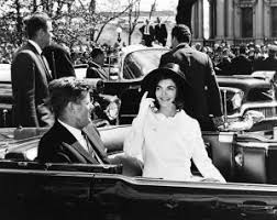 Oct 22, 2019 · in the final hours of her life, jackie kennedy onassis lay in the bedroom of her new york city apartment, surrounded by a group of close friends and relatives, including one of america's most. Von Jacqueline Kennedy Zu Jackie O Baronissima Blog