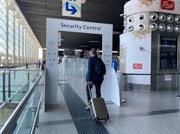 Il centro di catania dista meno di 10 km dall'aeroporto e si può raggiungere con un bus circolare che vi porterà a non esiste una stazione dei treni o metro all'interno dell'aeroporto di catania, ma potete. L Aeroporto Di Catania Riparte Le Nuove Regole In Vigore Dal 4 Giugno Foto Liveunict