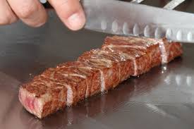 La carne di kobe è una dono della natura che soltanto la dedizione e la continua ricerca dell'eccellenza del popolo giapponese hanno potuto rendere un mito. Kobe Carne Qualita Dove Mangiare Prezzo Giappone Viaggiomag