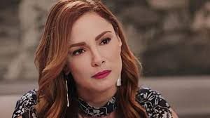 Mine Tugay'dan cesur pencere pozu