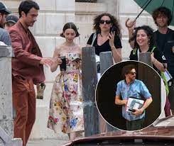 TRAS LA TRÁGICA MUERTE EN EL SET DE “EMILY EN PARÍS”, REANUDARON LAS  GRABACIONES Diego Borella, asistente de dirección de la serie Emily en  Paris, murió el pasado jueves en pleno rodaje