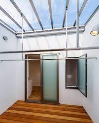 haus flow 第二の中庭でもある物干し専用デッキテラスには大屋根から少し浮かせた透明ガラスの屋根が掛かっており 洗面室 浴室に面しています ガラスの屋根 浴室 バルコニー デッキ テラス