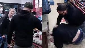 Mukanya disembam ke taman rahsiaku. Rasisme Amerika Pria Kulit Hitam Hantamkan Kaleng Es Teh Ke Wajah Pria Kulit Putih Dihina N Word Tribunnewswiki Com Mobile