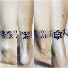 For example, some people get small tribal pictures inked onto their fingers or toes because they find that the symbol of the cherokee indian is a reminder of an important spiritual connection. Winziges Schwarzes Knochel Tattoo Mit Verschiedenen Tribal Symbolen Tattooimages Biz