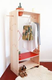 1001 Rangements Malins Pour Trouver La Meilleure Idee Dressing Adaptee A Tout Espace Dressing Fait Maison Petit Meuble Rangement Meubles Faits Maison