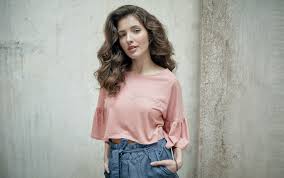 She is an actress, known for rapl (2016), po cem muzi touzí (2018) and vecne tvá neverná (2018). S Devanou Mam Spolecny Temperament I To Ze Bych Se Rozdala Rika Sara Sandeva Flowee