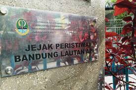 Membaca sejarah bandung lautan api akan membuat siapapun merinding tentang bagaimana rakyat yang rela berkorban dengan membumi hanguskan bandung agar tidak dimanfaatkan oleh pihak sekutu. Jalan Jalan Menyusuri 10 Stilasi Bandung Lautan Api Bandung Diary