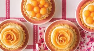 On A Metamorphose La Buche De Noel Roulee Pour Lui Donner Un Look Contemporain Et L Empecher De S Ecraser Durant Le Trajet En Plus C Desserts Food Minestrone