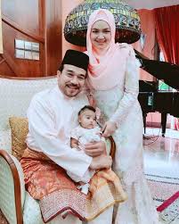 283 hits diam tak diam sudah genap seminggu penyanyi kesayangan negara dato siti nurhaliza melahirkan puteri sulungnya setelah kelahiran zuriat yang ditunggu tunggu ini siti mengatakan dia sekeluarga hanya akan mengumumkan nama buah hatinya itu sete. 12 Gambar Sekitar Sambutan Hari Raya Aidilfitri Siti Nurhaliza Keluarga