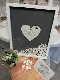 Dann ist dieser 3 d bilderrahmen genau das richtige. Gastebuch Hochzeit Im Holzrahmen Mit Holzherzen Als Einwurf In Uni Grau Und Graviertem Herz Mit Ihren Daten Eventfieber