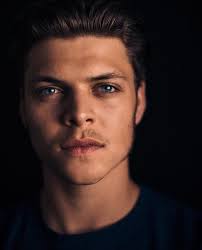 Emperor charles has to make a difficult decision. Pin Von Royally Charmed Auf Vikings Ivar Ragnarsson Vikings Schauspieler Ivar Vikings
