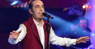 1 ailenin beşinci çocuğu olan uğur, reşat nuri güntekin i̇lkokulu'nda okurken mandolin ile tanışır. Kansere Yakalan Ozkan Ugur Kimdir Nereli Ve Kac Yasindadir