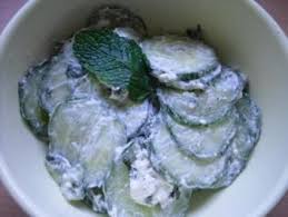 Arabischer Gurkensalat Zutaten 1 Stk Gurke 1 Grosszugige Handvoll Frische Minzblatter 100 Gramm Ziegenfetakase 2 El Ol Gurkensalat Gurkensalat Rezept Rezepte