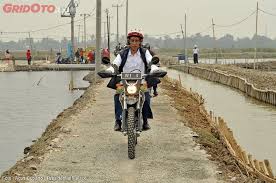 Pria naik tril / pria naik tril : Ini Spesifikasi Lengkap Trail Tunggangan Jokowi Di Bekasi Kenapa Cocok Buat Presiden Gridoto Com