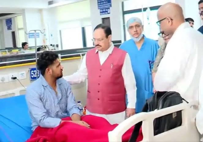 आरएमएल अस्पताल में घायल युवाओं से मिले जेपी नड्डा, बेहतर इलाज के दिए निर्देश