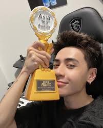 Chiếc cúp thứ 2 Hùng nhận tại ThaiLand 🙏… Cám ơn Muzik và tất cả mọi người  rất nhiều ! ผมจะพยายามขอบคุณทุกคนมากครับ 💙🔥💙