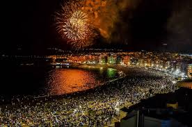 Hay muchos rituales alrededor de la hoguera esa noche, pero los más extendidos son los siguientes Verbena De San Juan Noche Magica En Espana Radio Passion Us