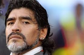 Im zusammenhang mit dem tod der argentinischen fußballlegende diego maradona rücken offenbar ein psychologe und zwei. 50 Geburtstag Ein Halbes Jahrhundert Diego Maradona Fussball Schwarzwalder Bote