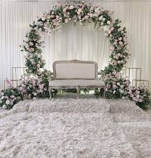 Minimalist Couches Di 2020 Tempat Pernikahan Latar Belakang Pernikahan Upacara Pernikahan