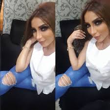 أناقة مغربية دنيا بطمة تخلق الجدل بسروال جينز ممزق Selfie Mirror Selfie Blog