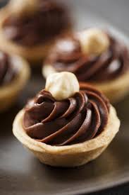 Tartelettes Fondantes Chocolat Noisettes Des Petites Bouchee Mignardises Tres Gourmandes Recette Mini Tarte Recette Cafe Gourmand Chocolat Noisette