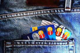 Household owes $7,875 in credit card debt.with so many people taking on debt at this scale, do the numbers indicate that this amount of credit card debt okay to have on. How Much Credit Card Debt Is Too Much