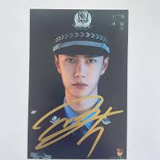 Wang yibo'nun imza fotoğrafı yazdırılmamış fotoğraf 6 inç arkadaşlar ve  sınıf arkadaşları için yardım hediyeleri