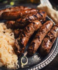 Saucisses Bratwurst Aux Poireaux Et A La Biere Recette En 2020 Saucisse Bratwurst Alimentation Nourriture Delicieuse