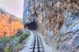 Τα καλάβρυτα και η ευρύτερη περιοχή αποτελούν τουριστικό θέρετρο για όλες τις εποχές του χρόνου τόπος με ιστορία και 120 χρονια οδοντωτοσ σιδηροδρομοσ. Ta3ideyontas Me Ton Odontwto Sidhrodromo Diakoptoy Kalabrytwn Pics Vid Arcadia Portal
