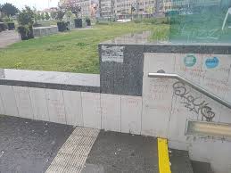 File:Lidový mudrc zanechal vzkaz na Hradčanské, 20220820 162708.jpg