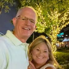 Parker Posey smiling in the fact that her daughter needs organic food and  air conditioning 😭😭😭The White Lotus