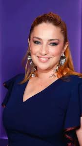 Ya llegamos a la mezasa de @mirthalegrand en @eltrecetv , Make up:  @marianapaz.makeup , Pelo: @cerininet , Todo lo demás mío..