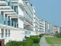 Das deutsche haus ist in bäderarchitektur errichtet und im herzen von binz gelegen. Prora Auf Rugen Wie In Den Kdf Bau Und Nazi Koloss Wieder Leben Einzieht