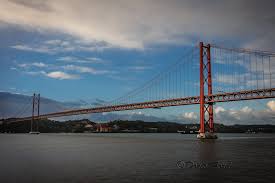 In fact, its 'ponte 25 de abril' over the river tajo was built by the same engineers who built the famous golden gate bridge. Lisbon Fordsfotos