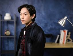 Curly hair can be difficult to manage celebrity style style inspiration courtesy of past and present men's style icons. Korean Wavy Hairstyle For Men That You Can Do In 4 Easy Steps